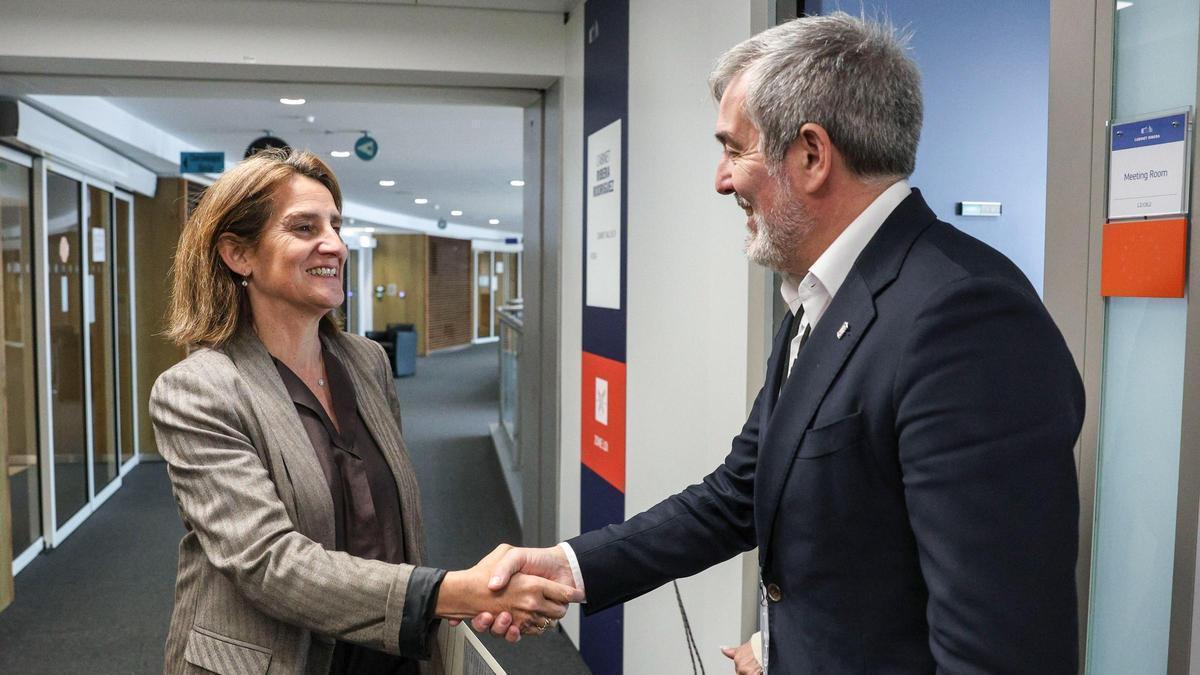 Teresa Ribera, vicepresidenta ejecutiva de la Comisión Europea paraTransición junto a Fernando Clavijo, presidente del Gobierno de Canarias.
