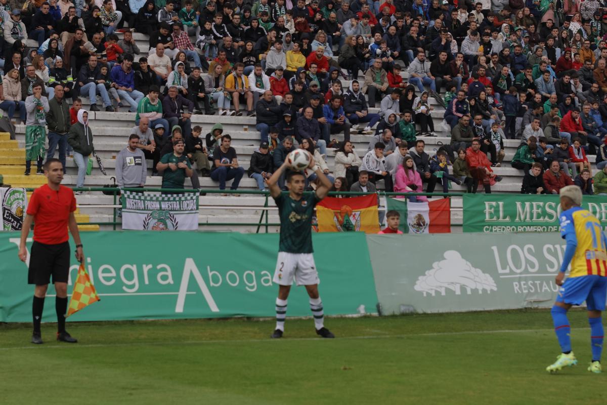 Aguado se dispone a sacar de banda.