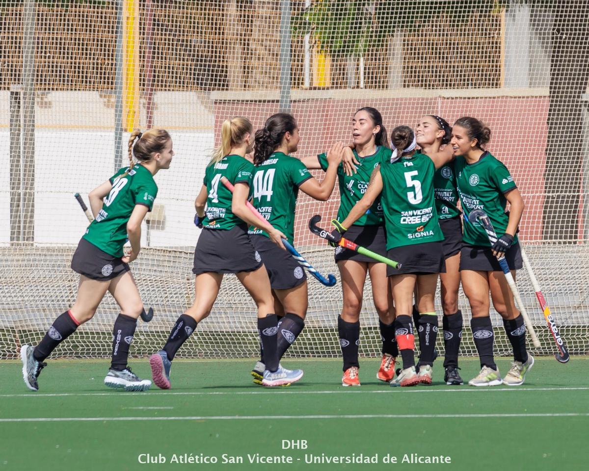 Equipo sénior femenino DHB, celebración de un gol.