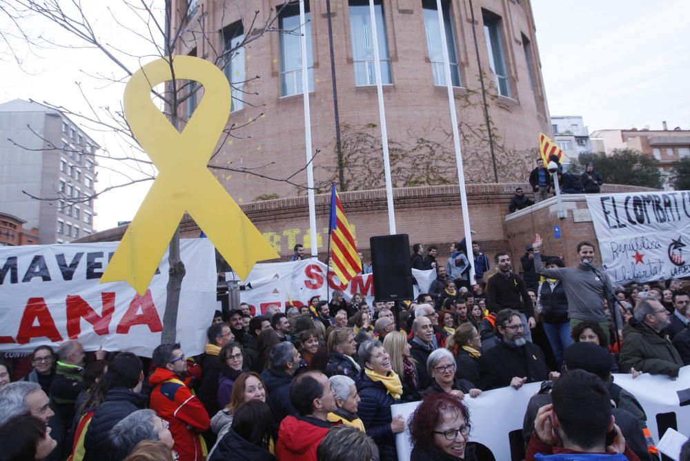 Milers de persones clamen per la llibertat de Puigdemont davant la subdelegació del govern de Girona