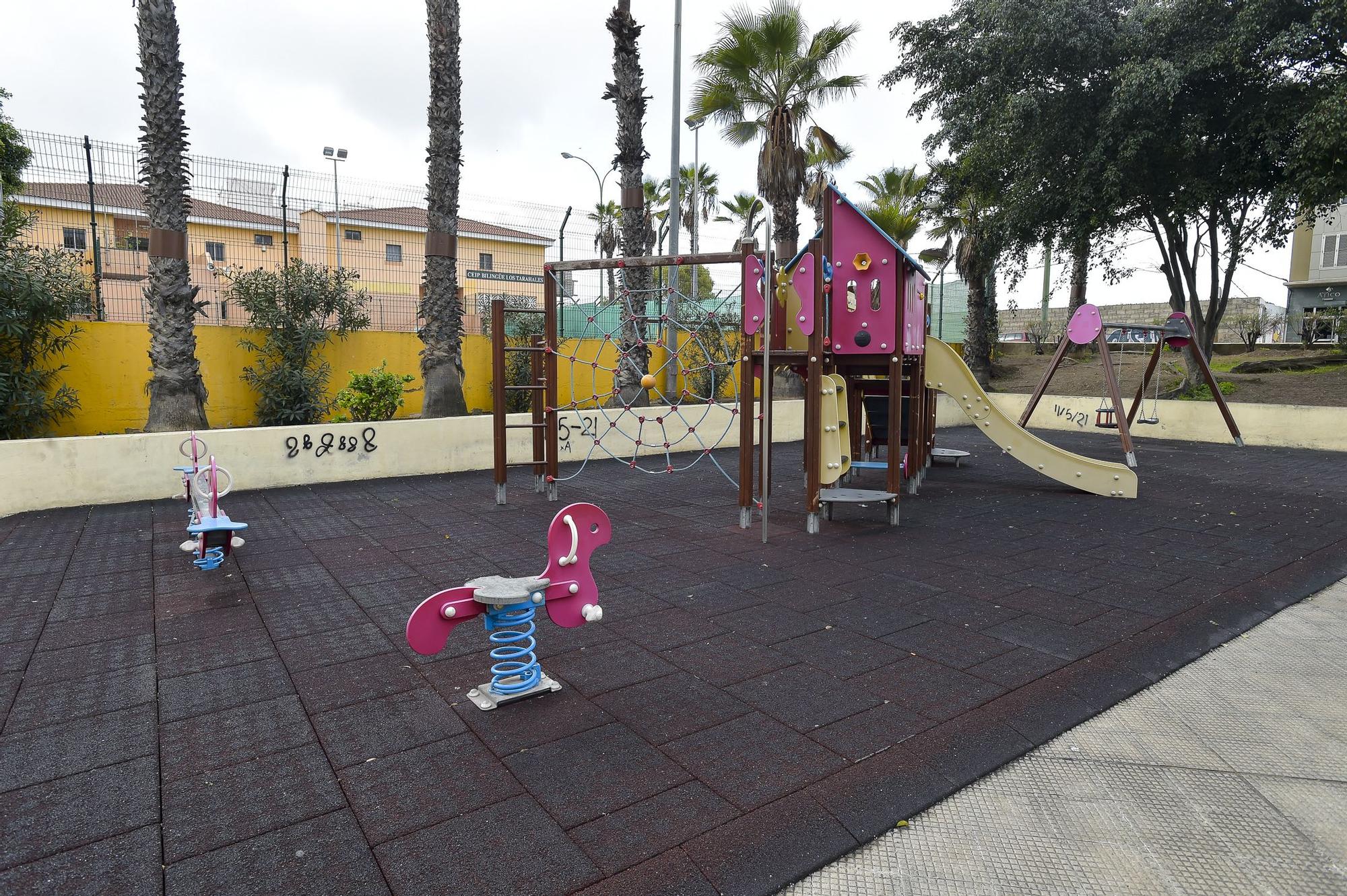 Desperfectos en la Calle Batalla de Teruel y el parque infantil de la plaza Cayo Ramírez