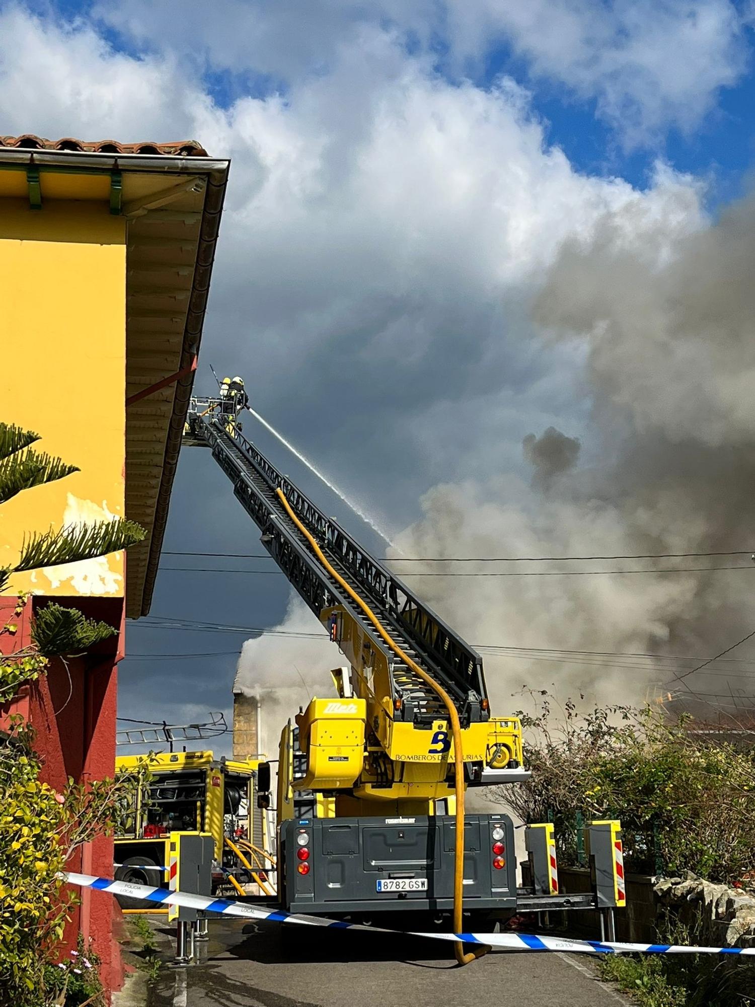 Un intoxicado por inhalación de humos en el incendio de una casa de Argüero (Villaviciosa)