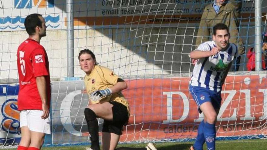 Un jugador del Areas celebra un gol. // Jesús de Arcos