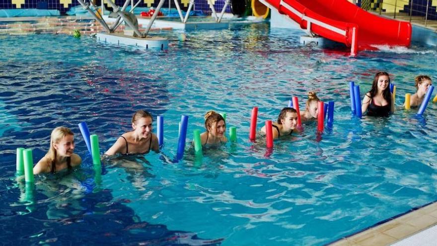 10 exercicis fàcils i efectius per perdre pes a la piscina