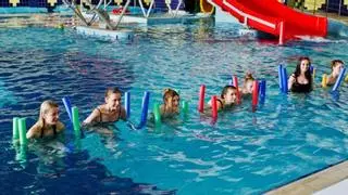 10 exercicis fàcils i efectius per perdre pes a la piscina