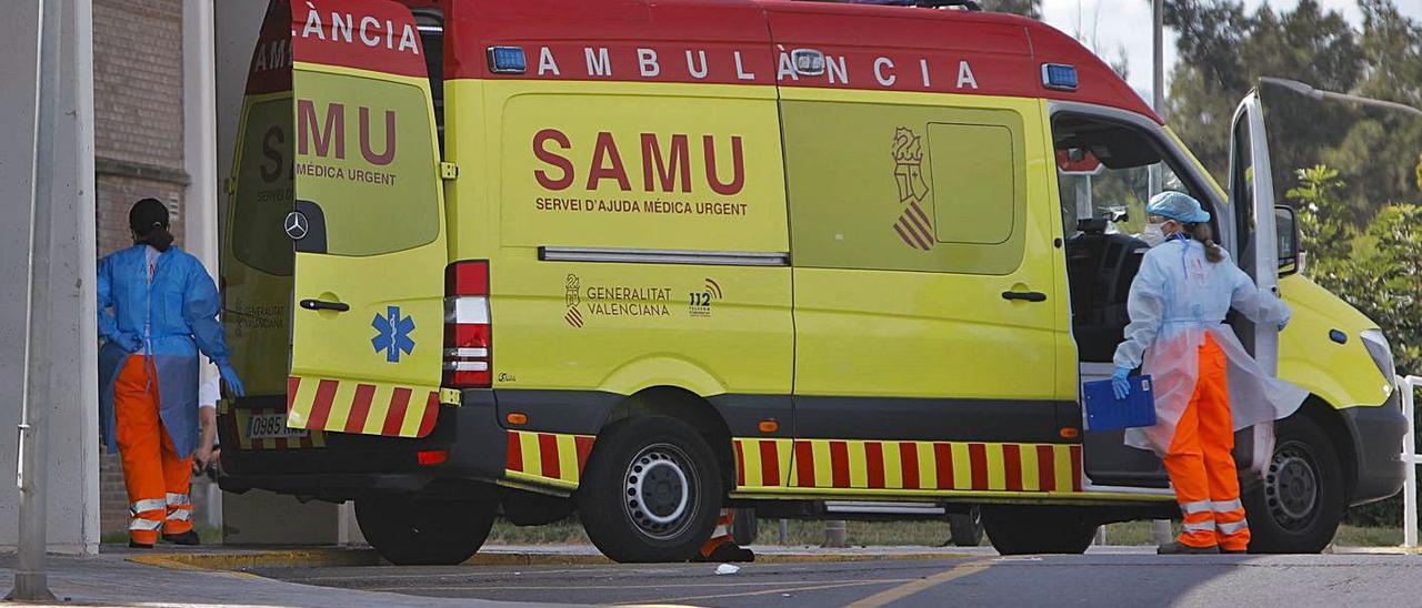 Una ambulancia en Urgencias del Hospital de Sagunt.