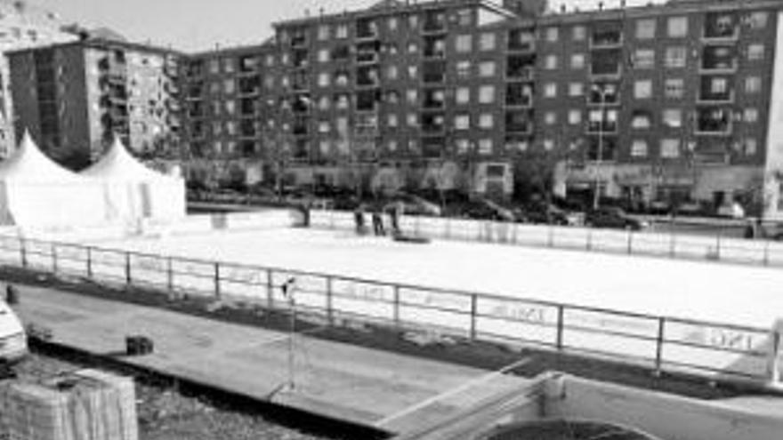 Más de 50 personas trabajan para instalar la pista de hielo en Valdepasillas