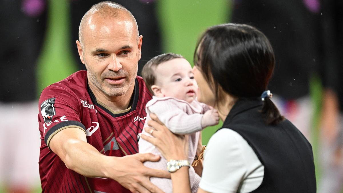 Iniesta entrega a Olympia, su quinta hija, a Anna, su esposa, en el Estadio Olímpico de Tokio.