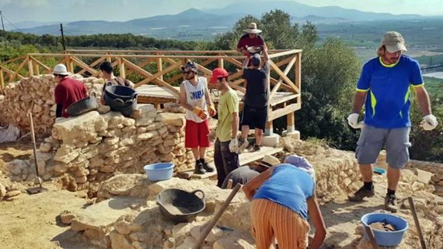 Los arqueólogos iniciaron ayer las excavaciones.