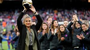 Alexia Putellas ofrece su Balón de Oro al público del Camp Nou.