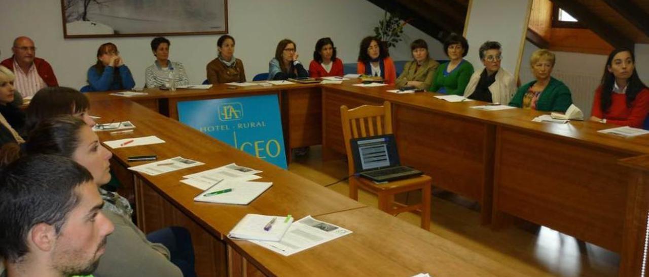 Los asistentes al curso de ecoturismo, ayer, en Cibuyo.