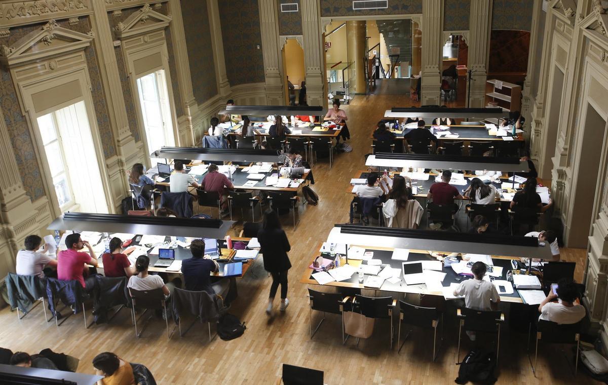 Estudiantes en la biblioteca pública de Vigo Juan Compañel.