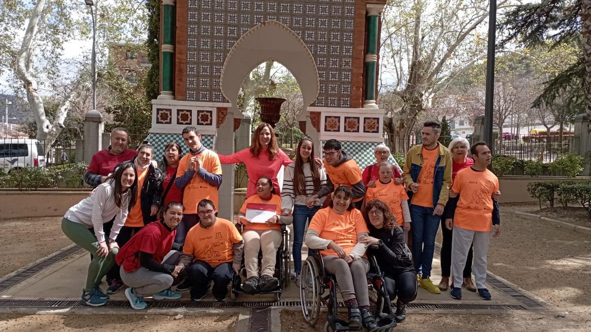 El equipo de boccia del Centre de Dia de Ontinyent con profesionales y voluntarios, en Xàtiva.