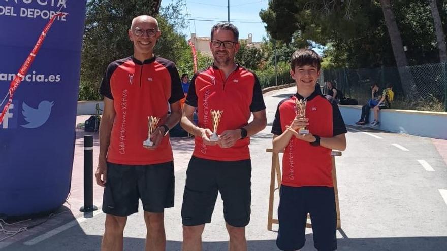 Tres orientadores del CAX con los trofeos conseguidos en La Nucia.