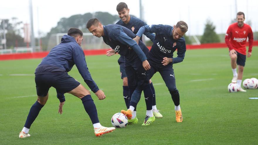 Djuka protege el balón ante la presión de Fran Villalba, con Insua y Róber Pier flanqueándole, y Endika Gabiña, segundo entrenador, al fondo. |  Luisma Murias