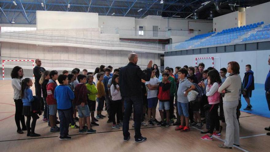 Ramírez, con los niños, en la pista.