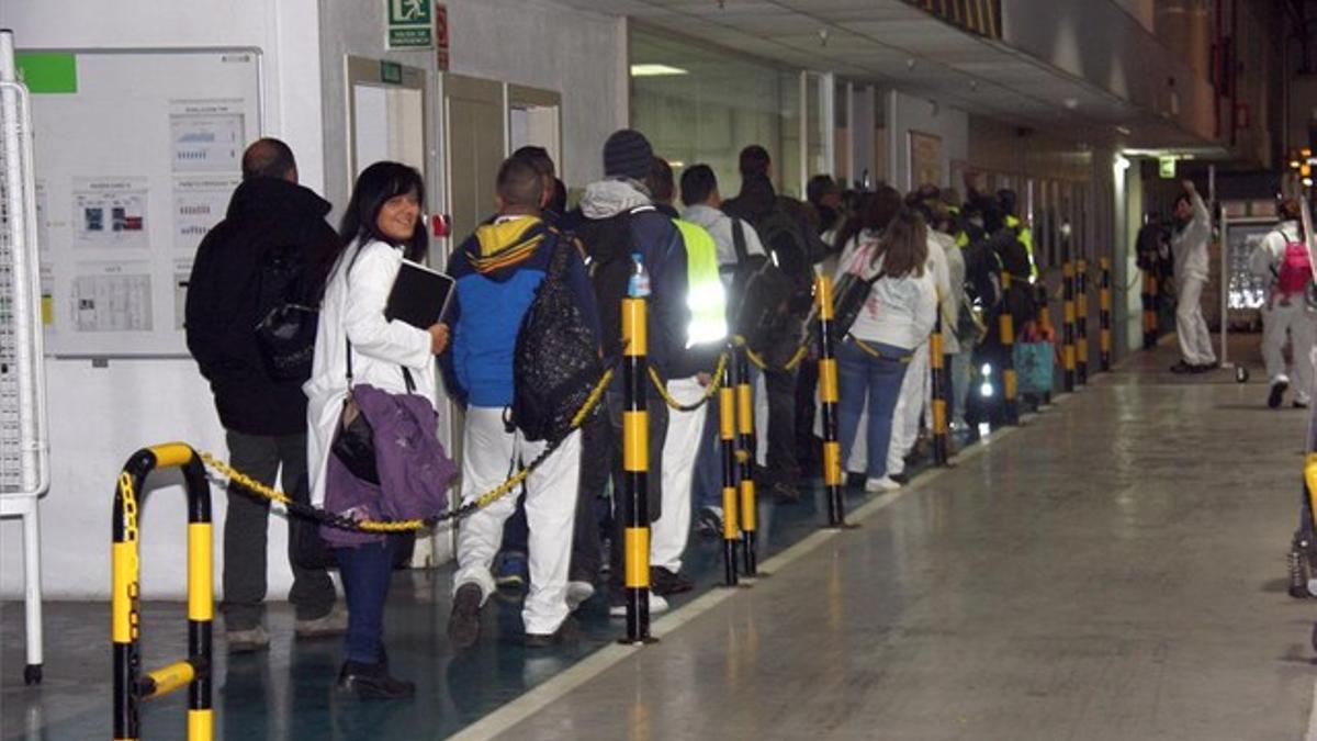 Trabajadores de Valeo entran a trabajar este lunes a la planta de Martorelles.