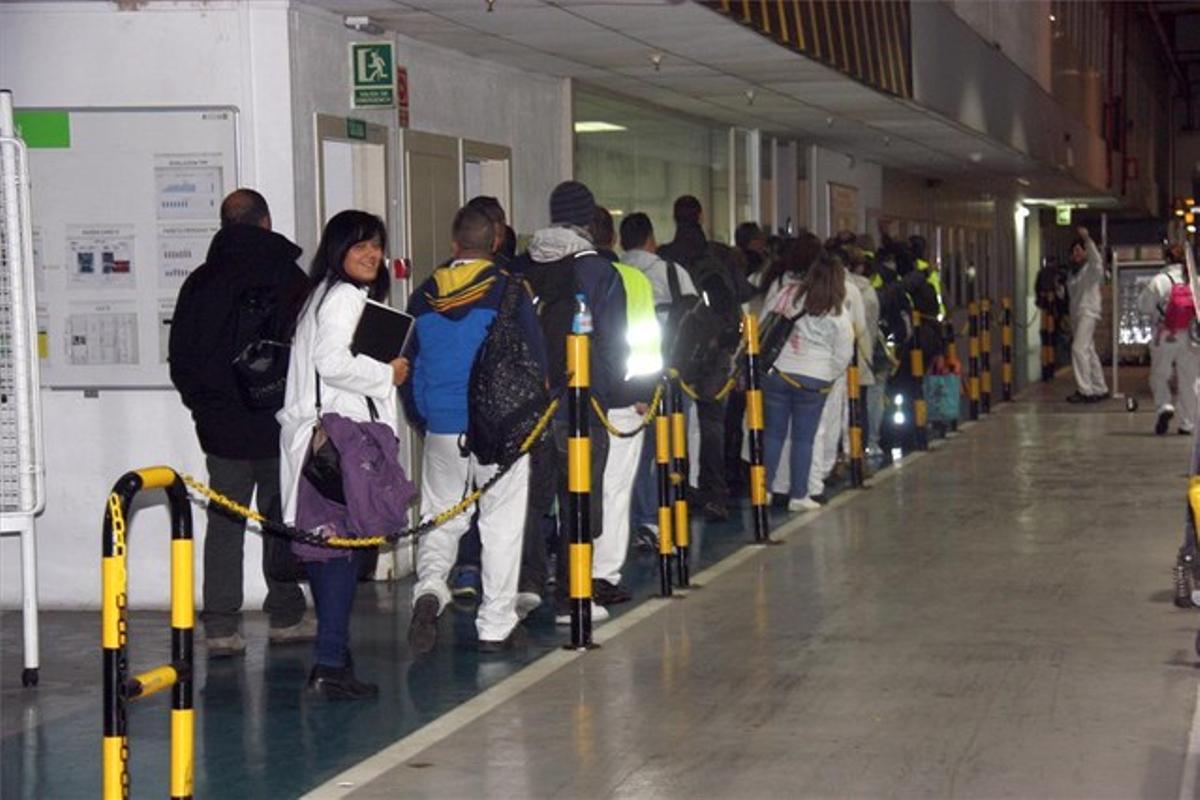Trabajadores de Valeo entran a trabajar este lunes a la planta de Martorelles.