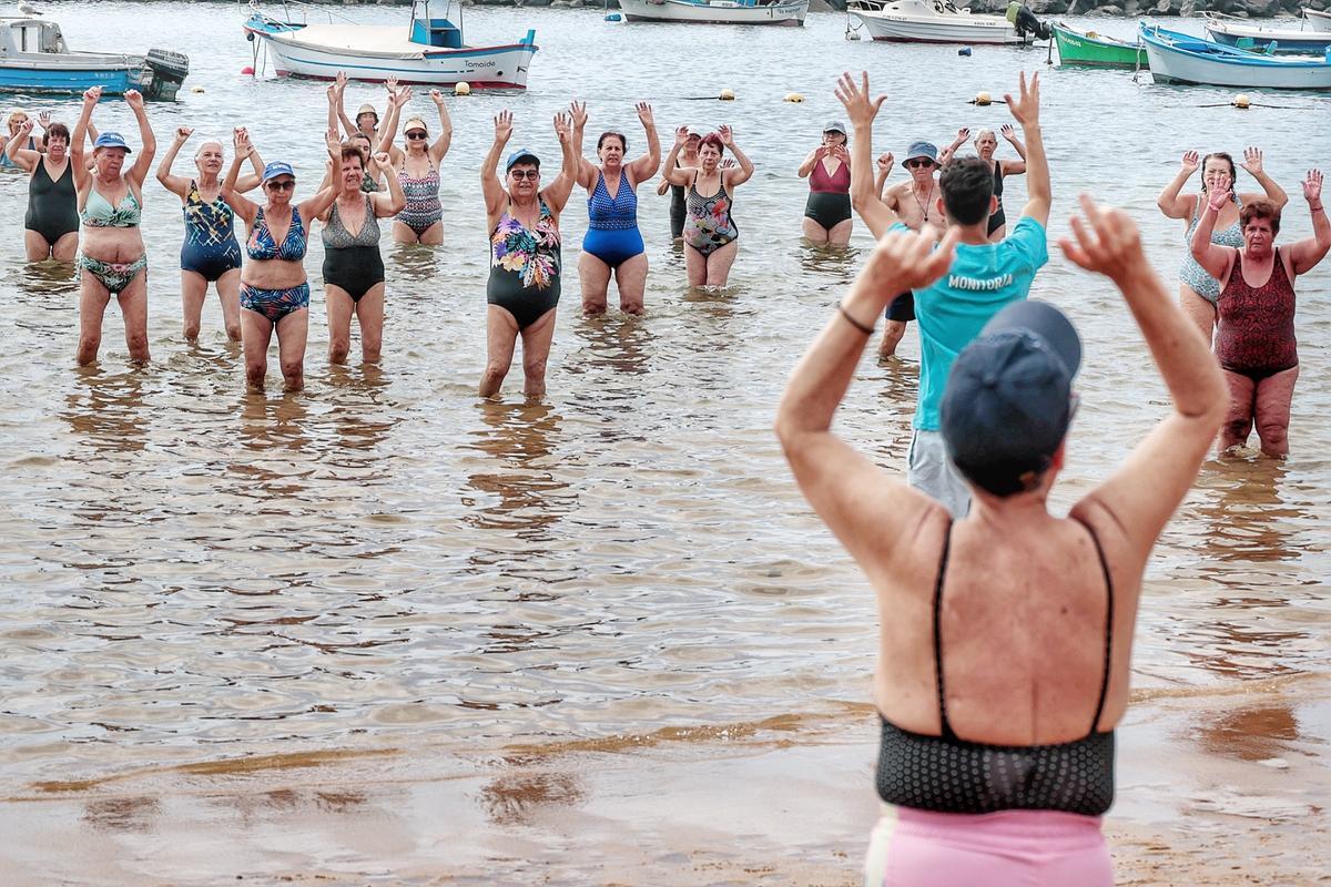 Los mayores van a la playa de Las Teresitas con Santa Cruz Vital