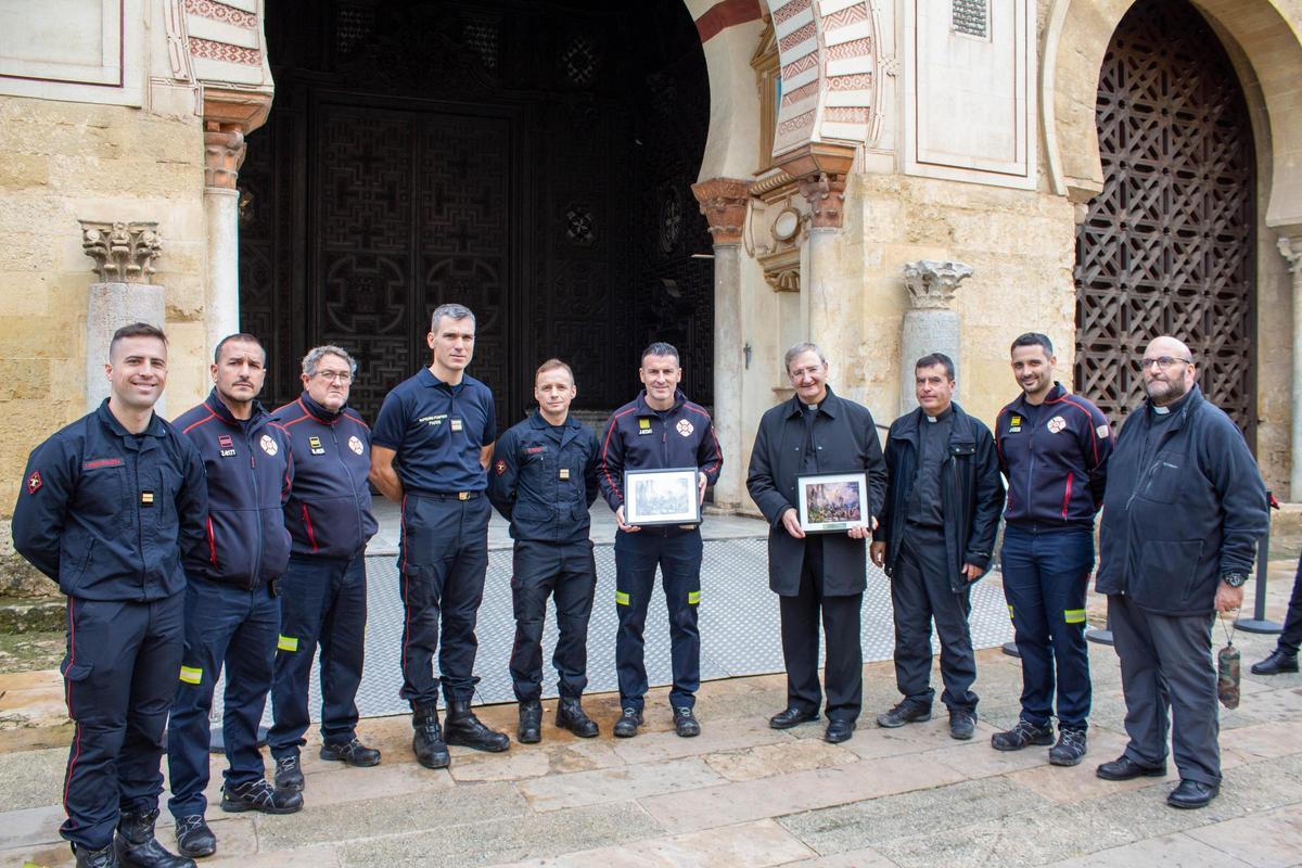Bomberos de París, en su segunda visita a la Mezquita-Catedral de Córdoba para evaluar los sistemas de autoprotección puestos a prueba en el incendio del verano.
