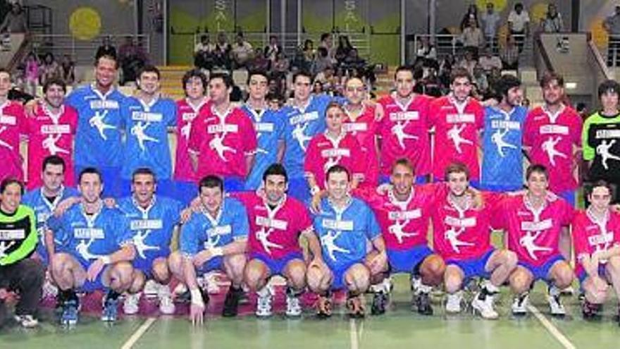 Jugadores de los dos equipos forman juntos antes del comienzo del partido.