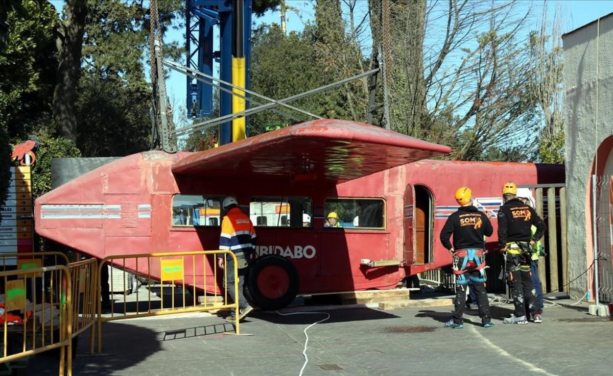 jgblanco37118493 barcelona 31 01 2017 avion tibidabo descolgado el tibidabo d170131135244