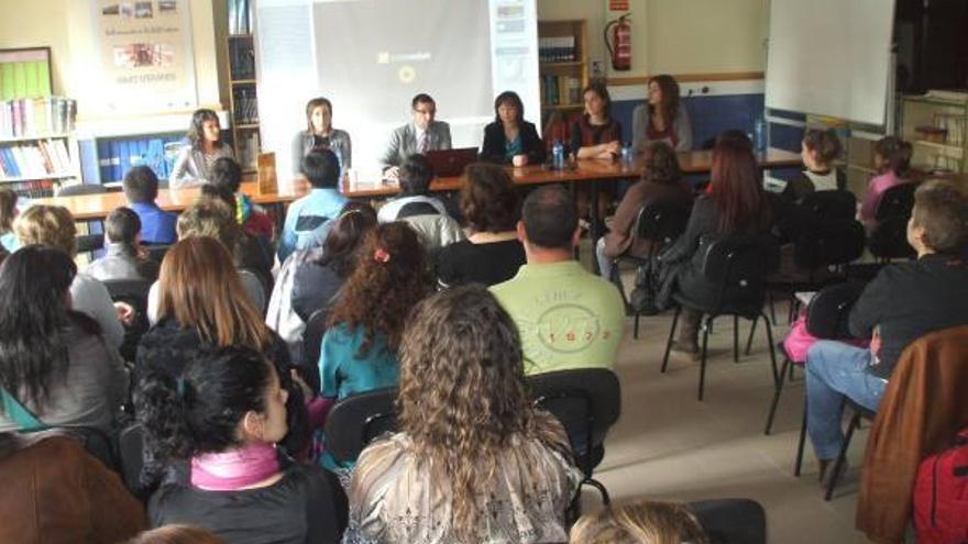 Los profesores informan a padres y alumnos sobre el programa de bilingüismo.