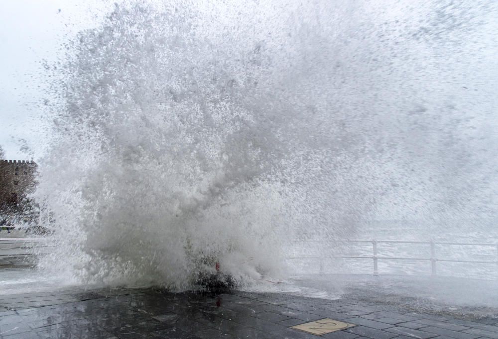 Grandes olas en la costa gijonesa