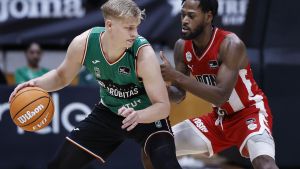 El base estadounidense de Basket Giron, Aljami Durham (d), defiende al base neerlandés del Joventut, Keye Van Der Vuurst.