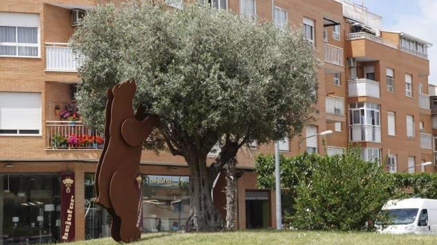 El oso ubicado en la rotonda situada en la avenida Juan XXIII.