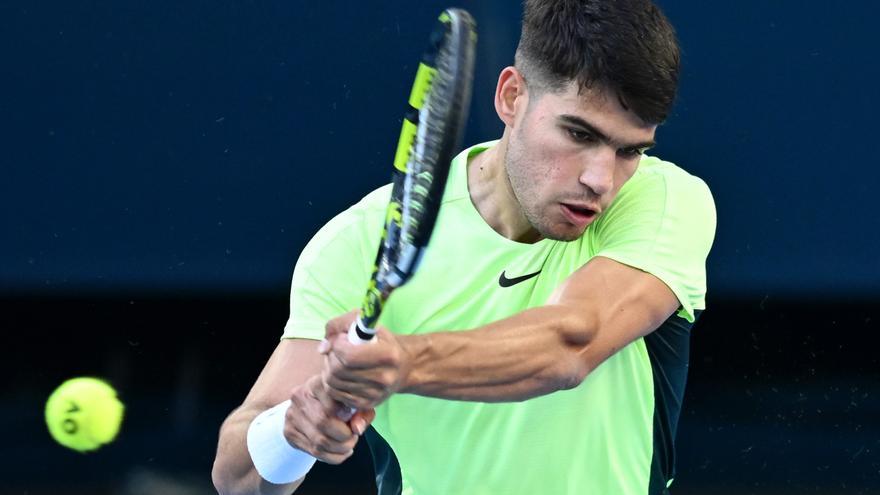 Alcaraz supera a Ruud en su última exhibición antes del Open de Australia