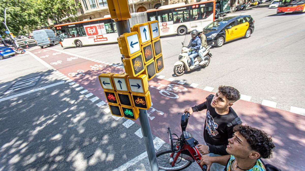 El &quot;semáforo-tetris&quot; viral para ciclistas en Barcelona