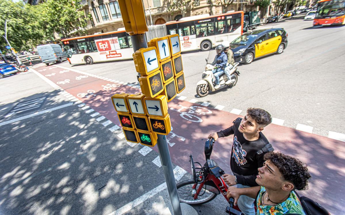 El ‘semàfor-tetris’ per a ciclistes que s’ha fet viral a Barcelona