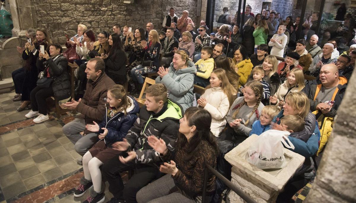 Els participants en la celebració durant el concert de nadales que els va rebre a l’església del convent quan van arribar