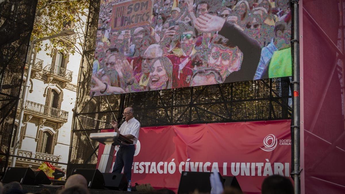 Paco Frutos, en el escenario de la manifestación por la unidad de España del pasado octubre en Barcelona.