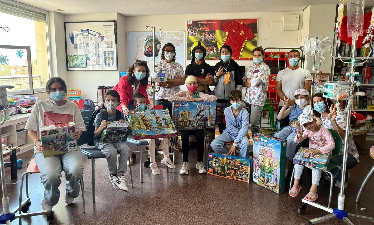 Menores ingresados en el Hospital de Alicante con los regalos recibidos