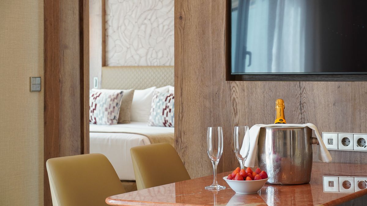 Detalle de una de las habitaciones de VP SOGNIO Metropolitano, donde diseño, confort y calidez definen la experiencia de descanso.