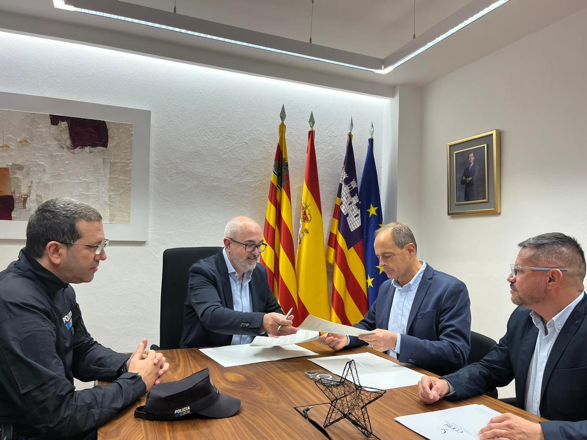 Un momento de la firma del convenio en el Ayuntamiento de Sant Josep