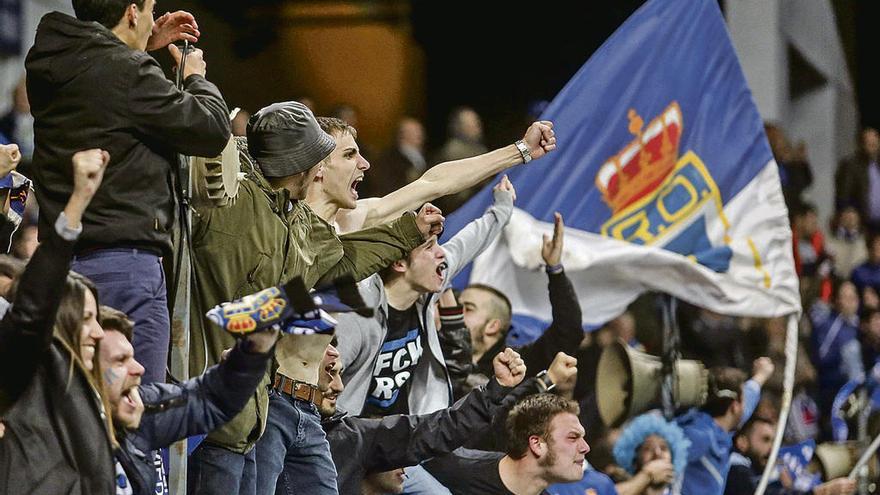 Aaficionados celebran un gol del Oviedo.