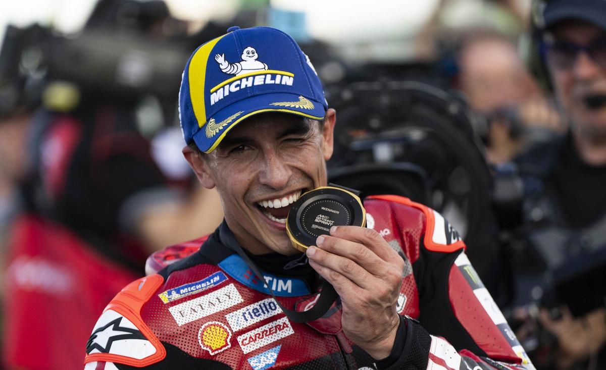 Marc Márquez celebra su primera victoria del año, ayer, en Brasil.