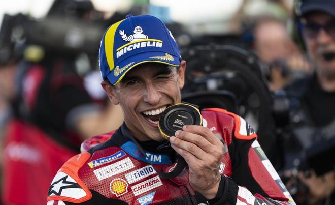Marc Márquez celebra su primera victoria del año, ayer, en Brasil.