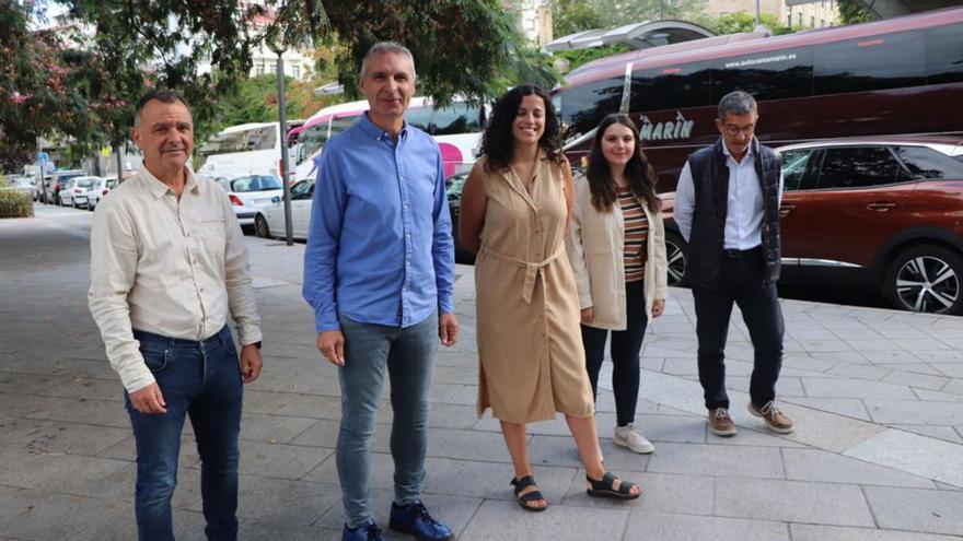 Concejales y parlamentarios del BNG, ayer, en la Alameda.  | // F. CASANOVA