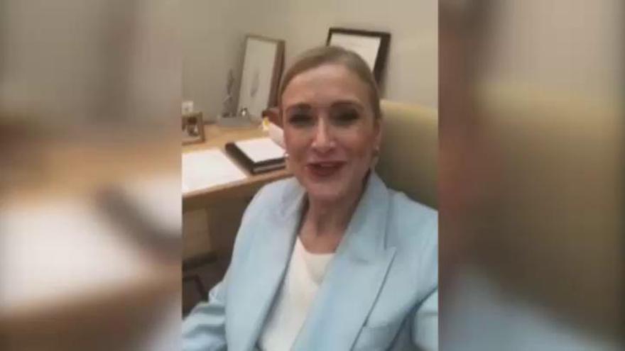 Cifuentes desmiente las acusaciones de falsificación con un vídeo selfie