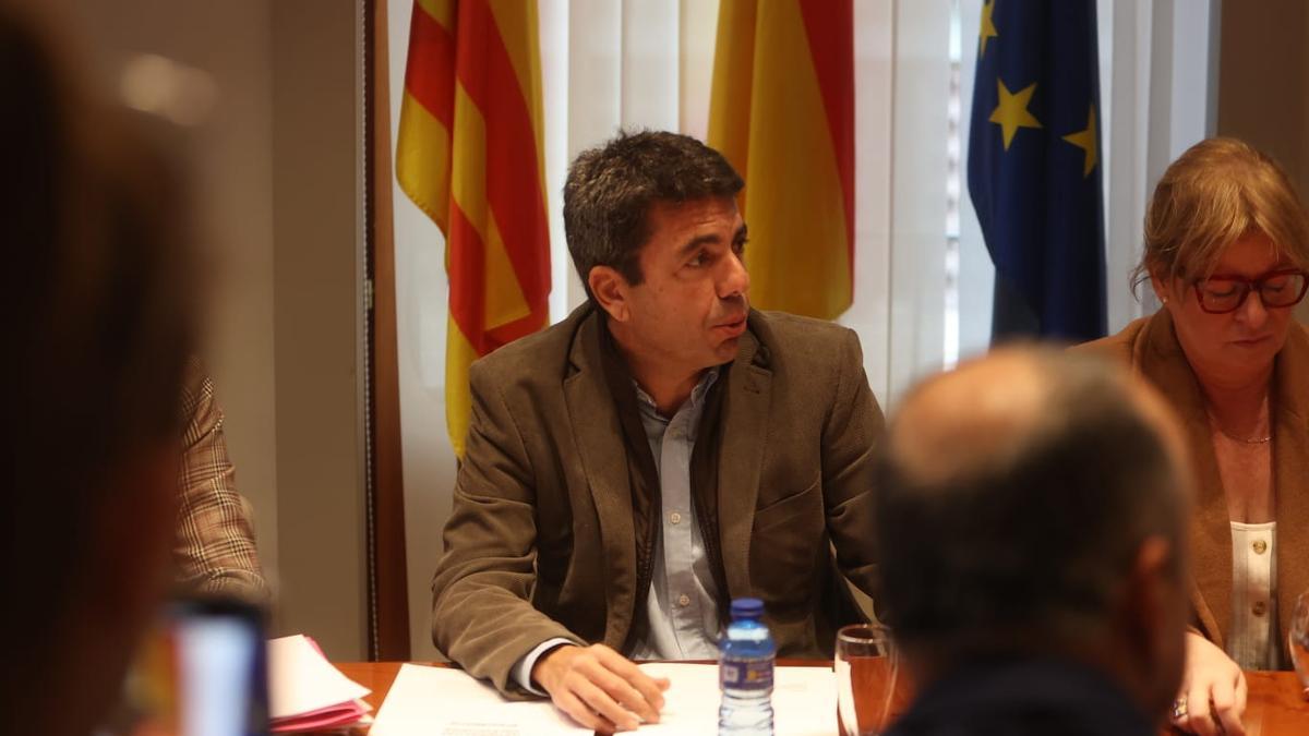 Carlos Mazón en la reunión que ha tenido esta mañana con los regantes en Alicante.