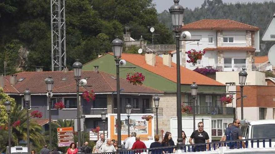 El puente urbano de Ribadesella sobre la ría.