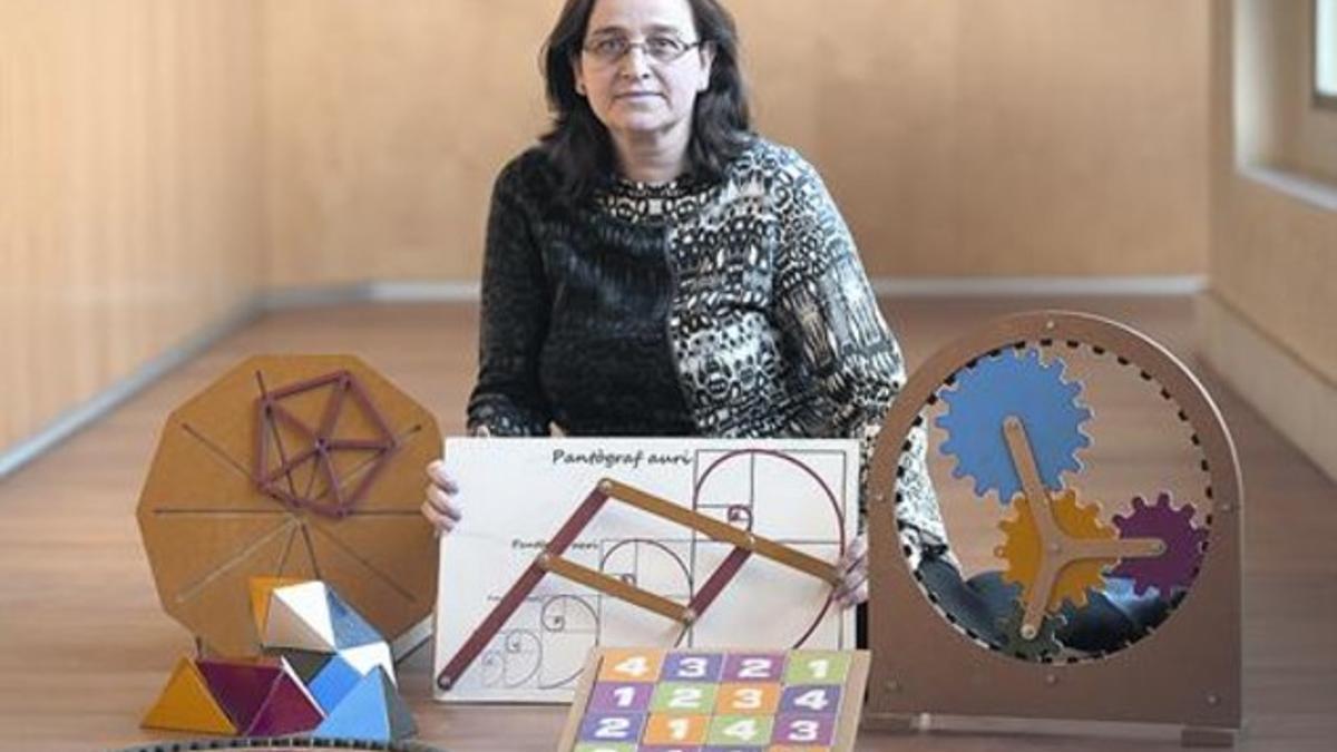 Pura Fornals, profesora de matemáticas, con algunas piezas del futuro museo.