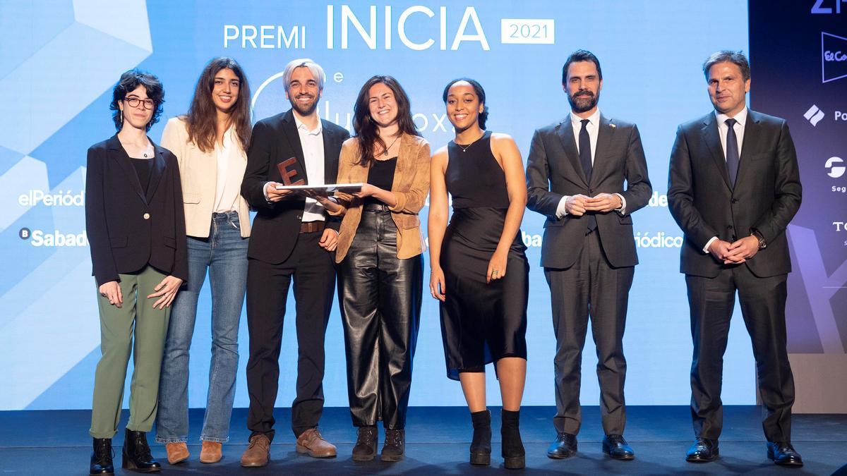 Barcelona 28/03/2022 Premio INICIA para Blue Box, recogen el premio Judit Giró, CEO y Joan Vieyra, Ana Caruezo, Africa Martínez y Esther Ríos. Libran el premio Jordi Romañach, Director de Comunicació de El Corte Inglés y Roger Torrent, Conseller d’Empresa. Foto de Ferran Nadeu