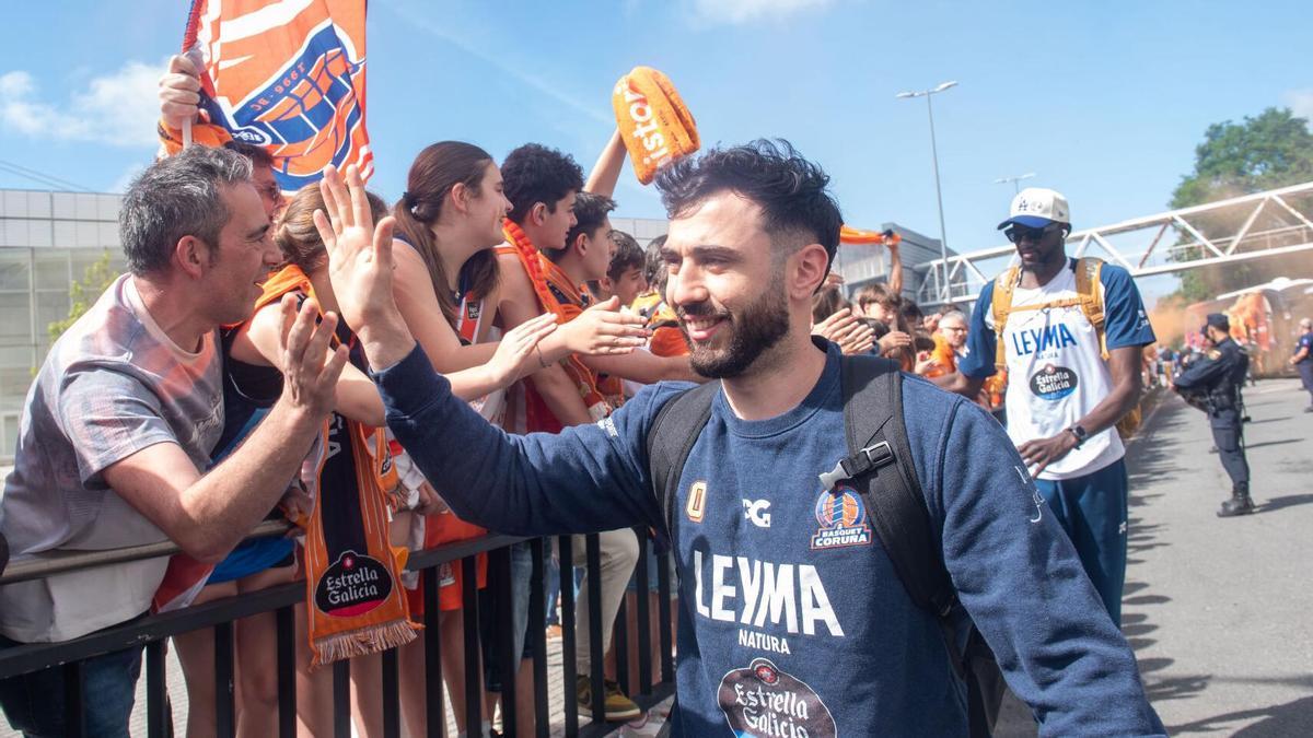 Dídac Cuevas saluda a la afición del Leyma en la puerta del Coliseum