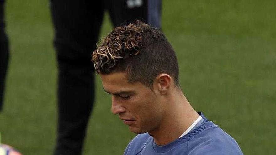 Cristiano Ronaldo comprueba la presión del balón en la sesión de ayer.