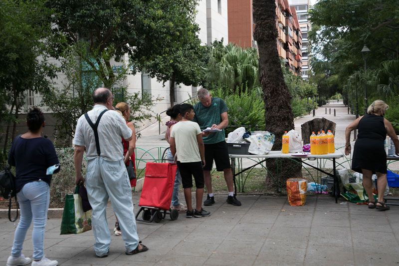 La crisis energética y la inflación llenan las colas del hambre de València